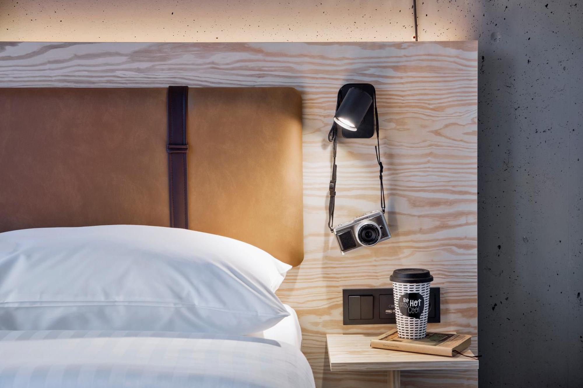 Отель Moxy Duesseldorf South Экстерьер фото