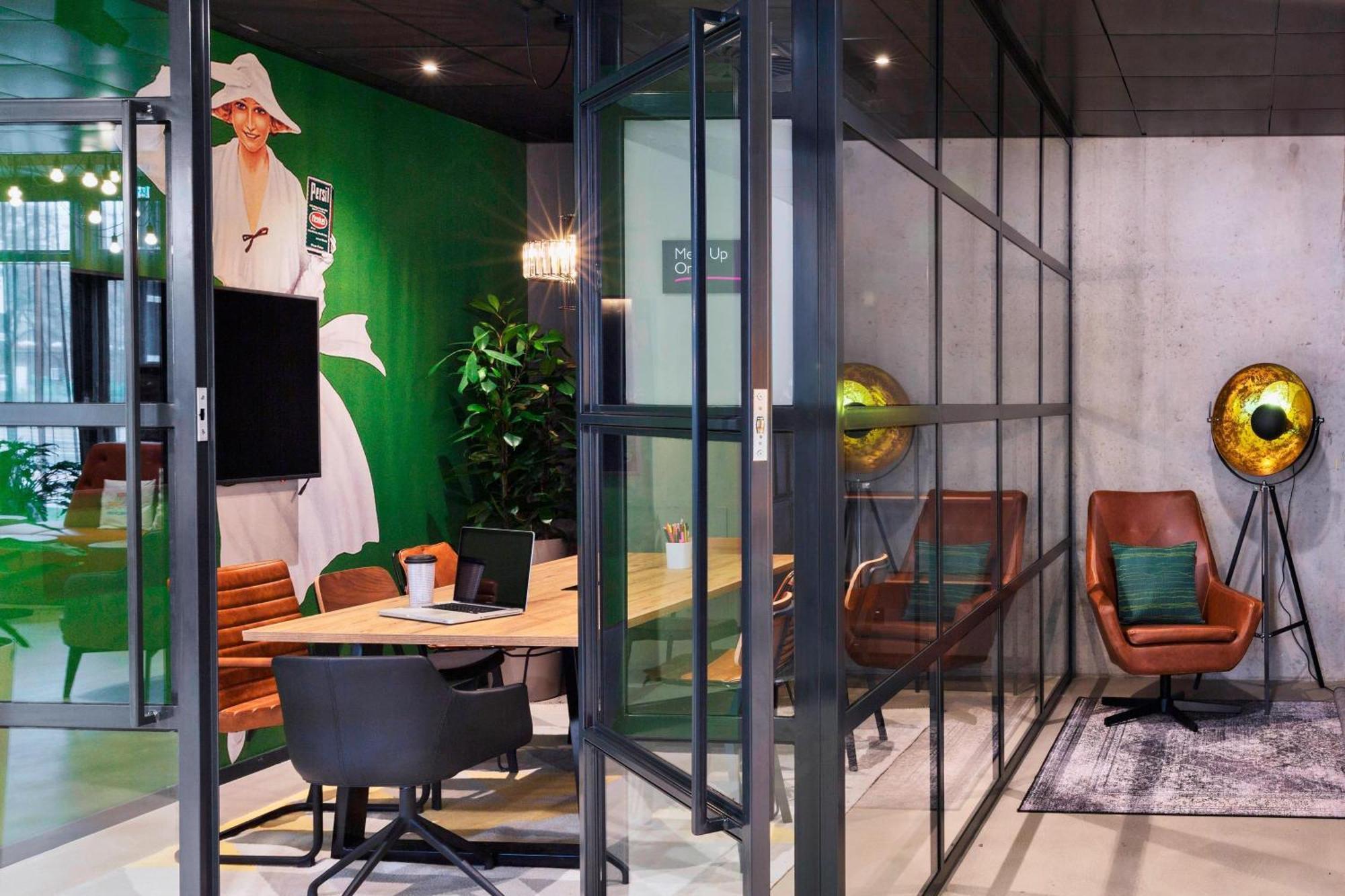 Отель Moxy Duesseldorf South Экстерьер фото