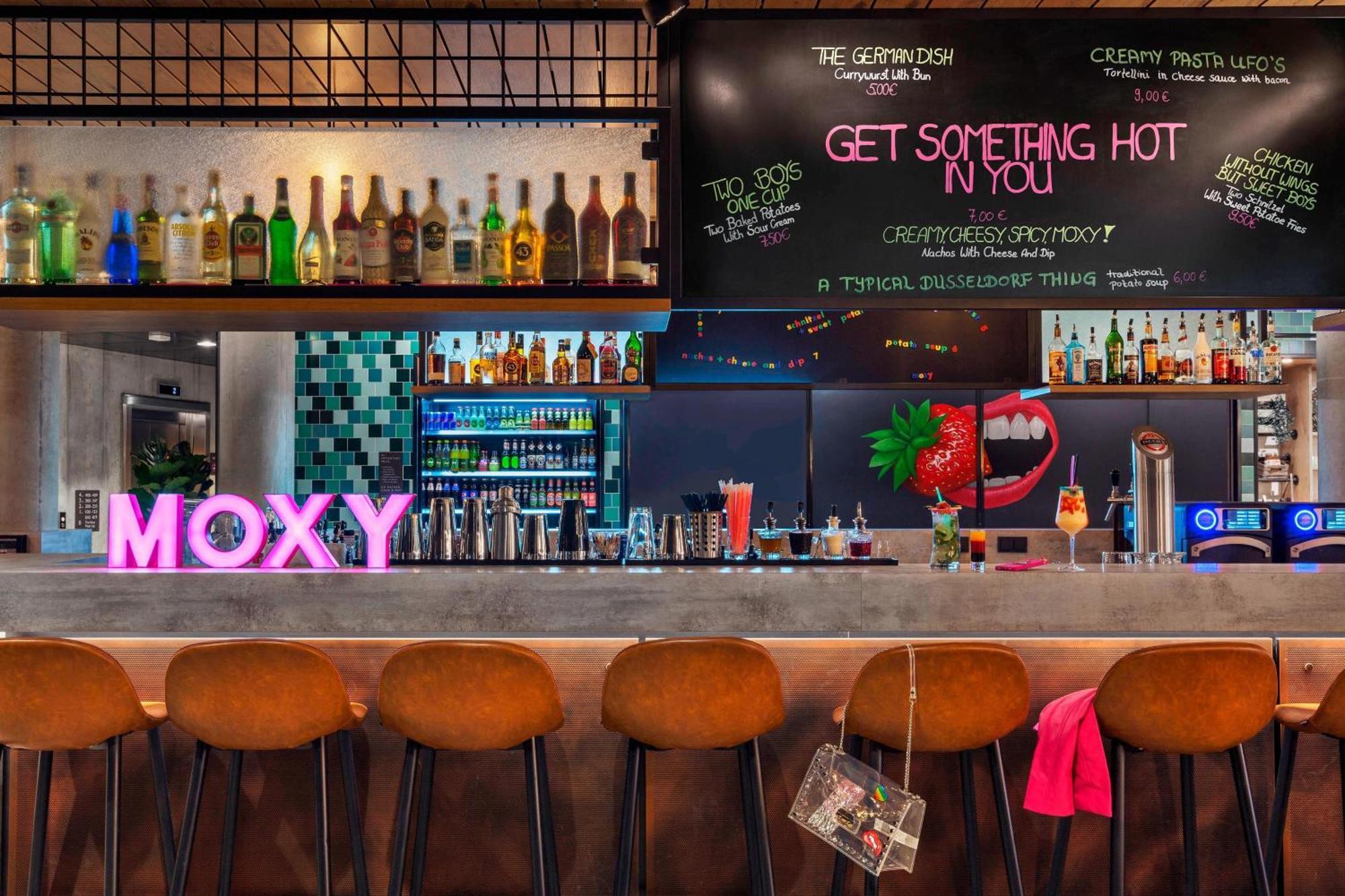 Отель Moxy Duesseldorf South Экстерьер фото