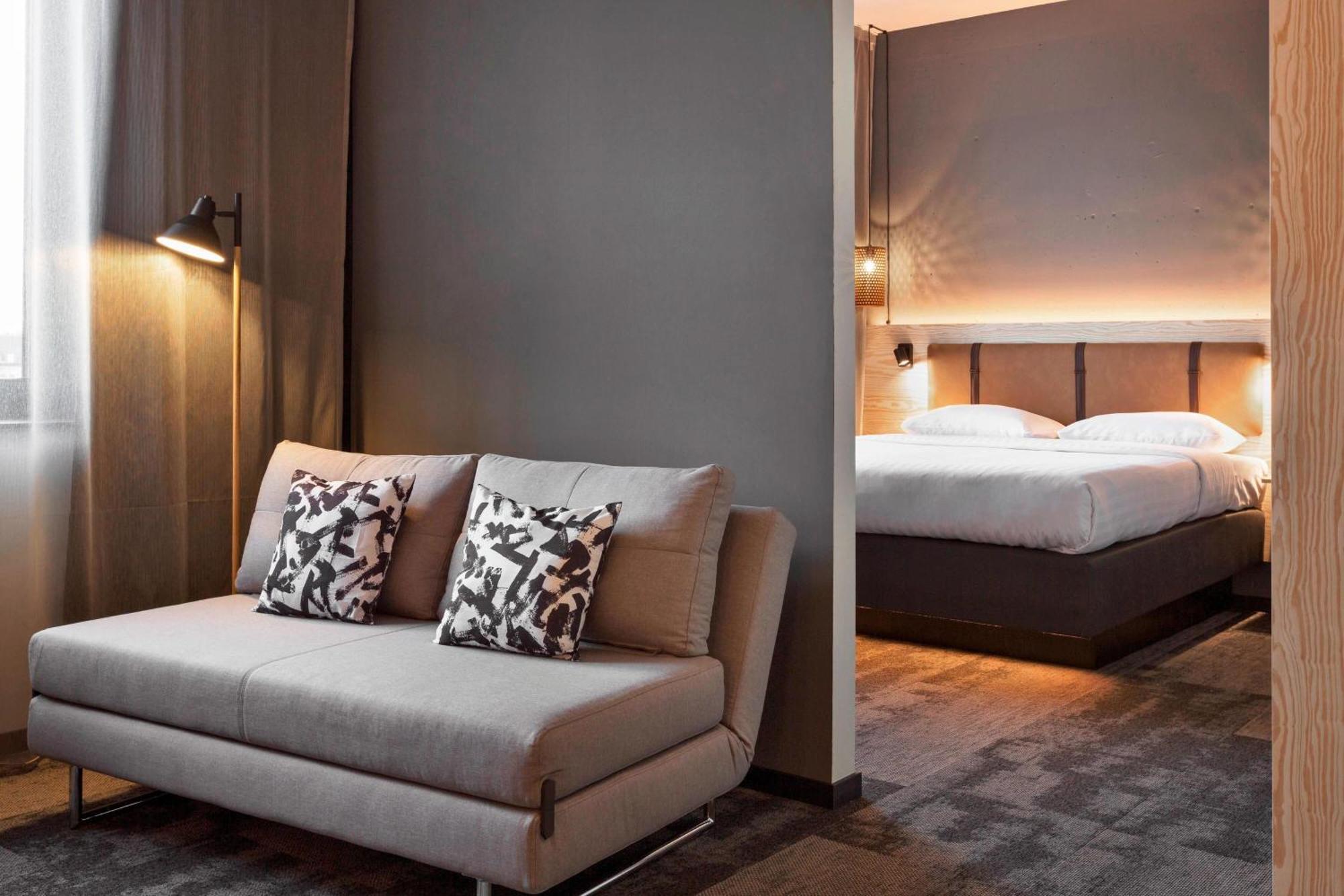 Отель Moxy Duesseldorf South Экстерьер фото