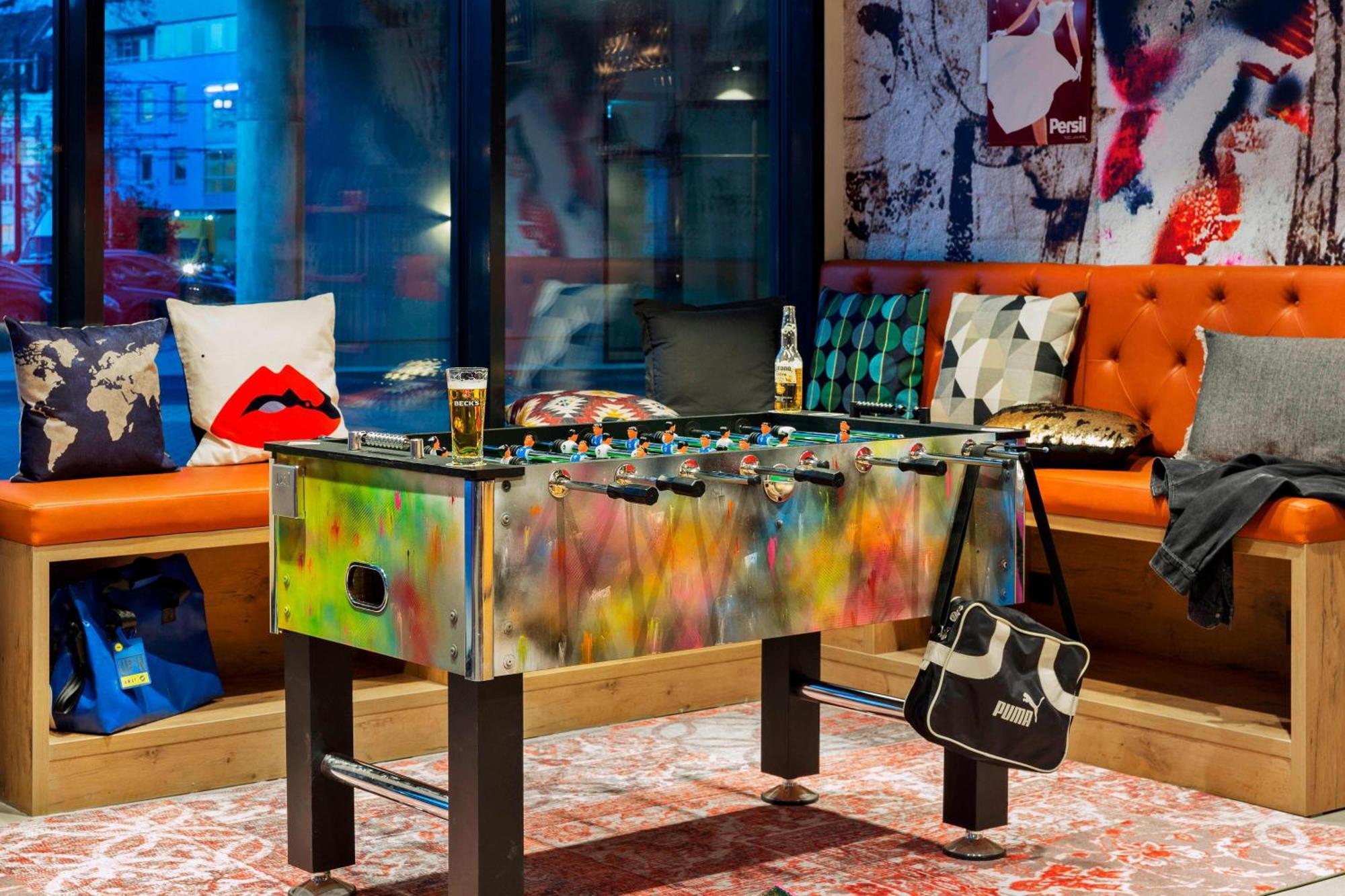 Отель Moxy Duesseldorf South Экстерьер фото