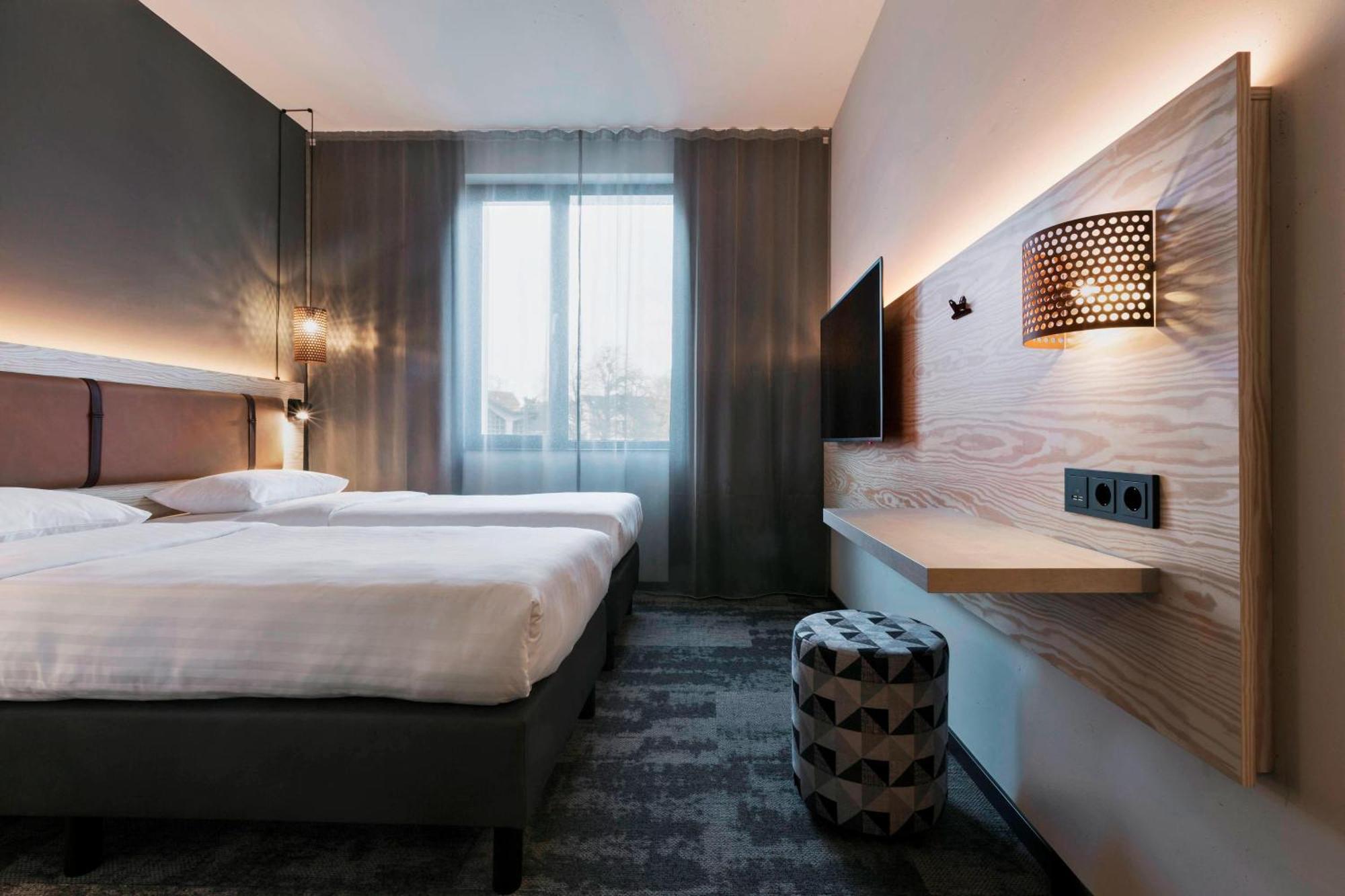 Отель Moxy Duesseldorf South Экстерьер фото