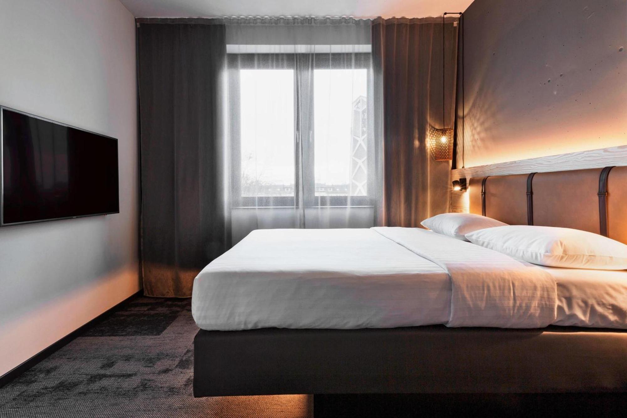 Отель Moxy Duesseldorf South Экстерьер фото