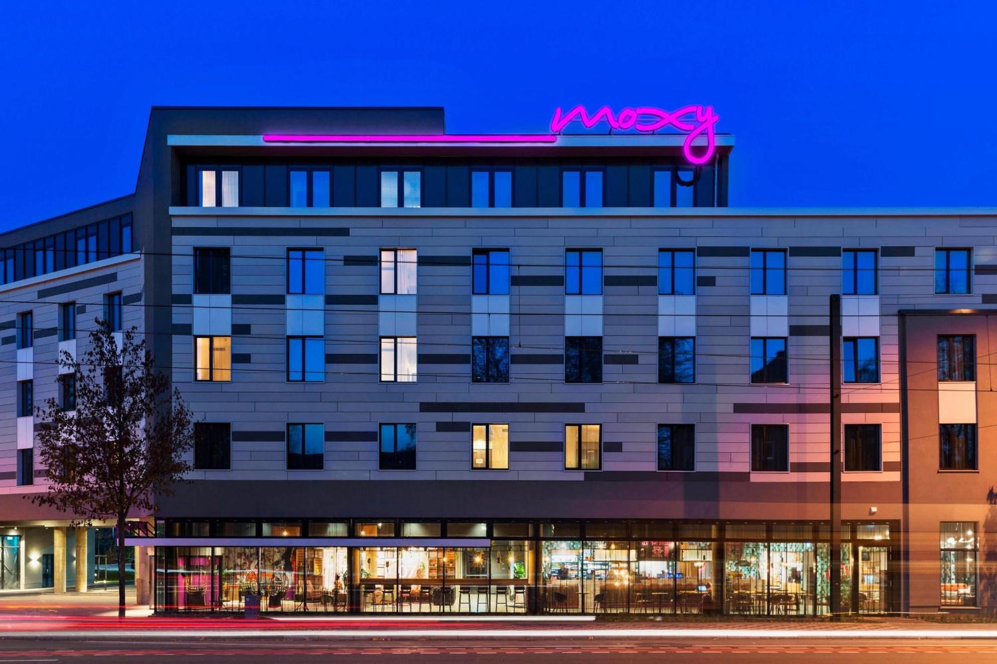 Отель Moxy Duesseldorf South Экстерьер фото