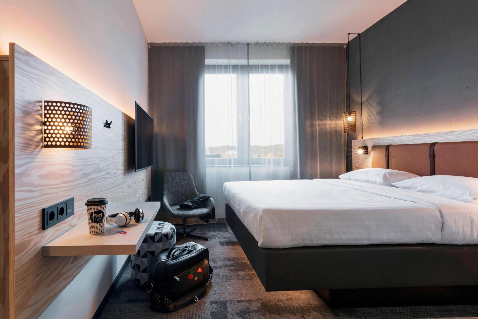 Отель Moxy Duesseldorf South Экстерьер фото